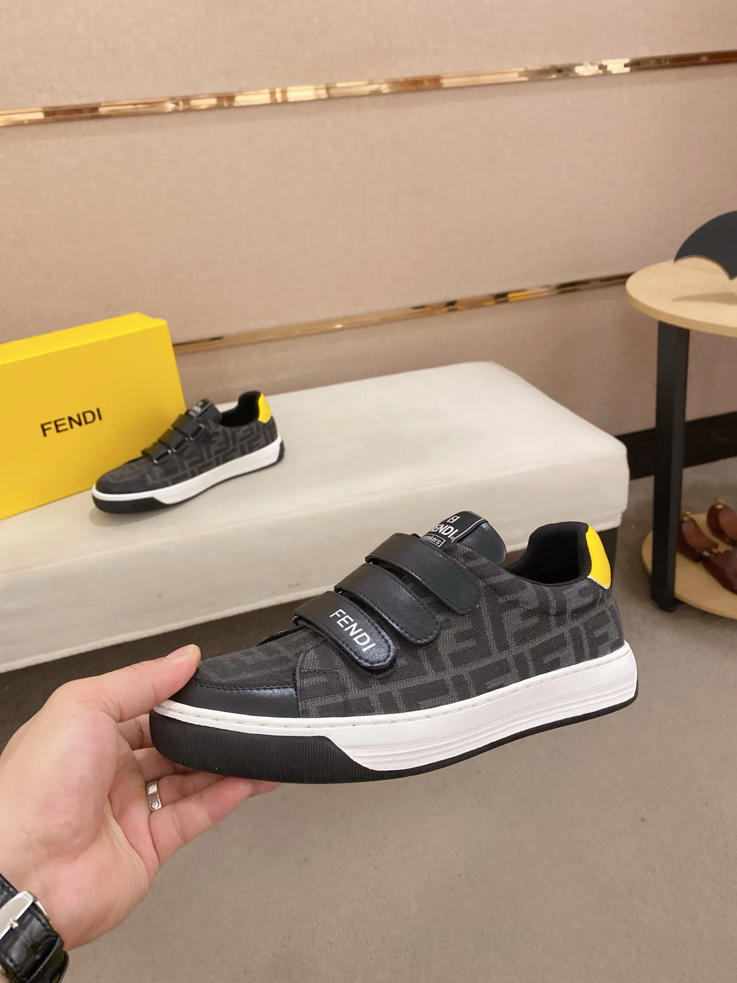 Men's shoes 💰 400💰 (FENDI) New high-top 👊🏻 upper 🇮🇹 imported cowhide fabric 🇩🇪 lining imported sheepskin lining. The original outsole is molded to highlight the identity of every man, and the upper foot is stable and stable🚶🏻🚶🏻The high-end custom counters reproduce the original version📯No matter the wind or rain, the shoe last remains unchanged and can withstand the verification of time🔍️,🔵 Size: 38-44 (45 is custom-made and cannot be returned or exchanged